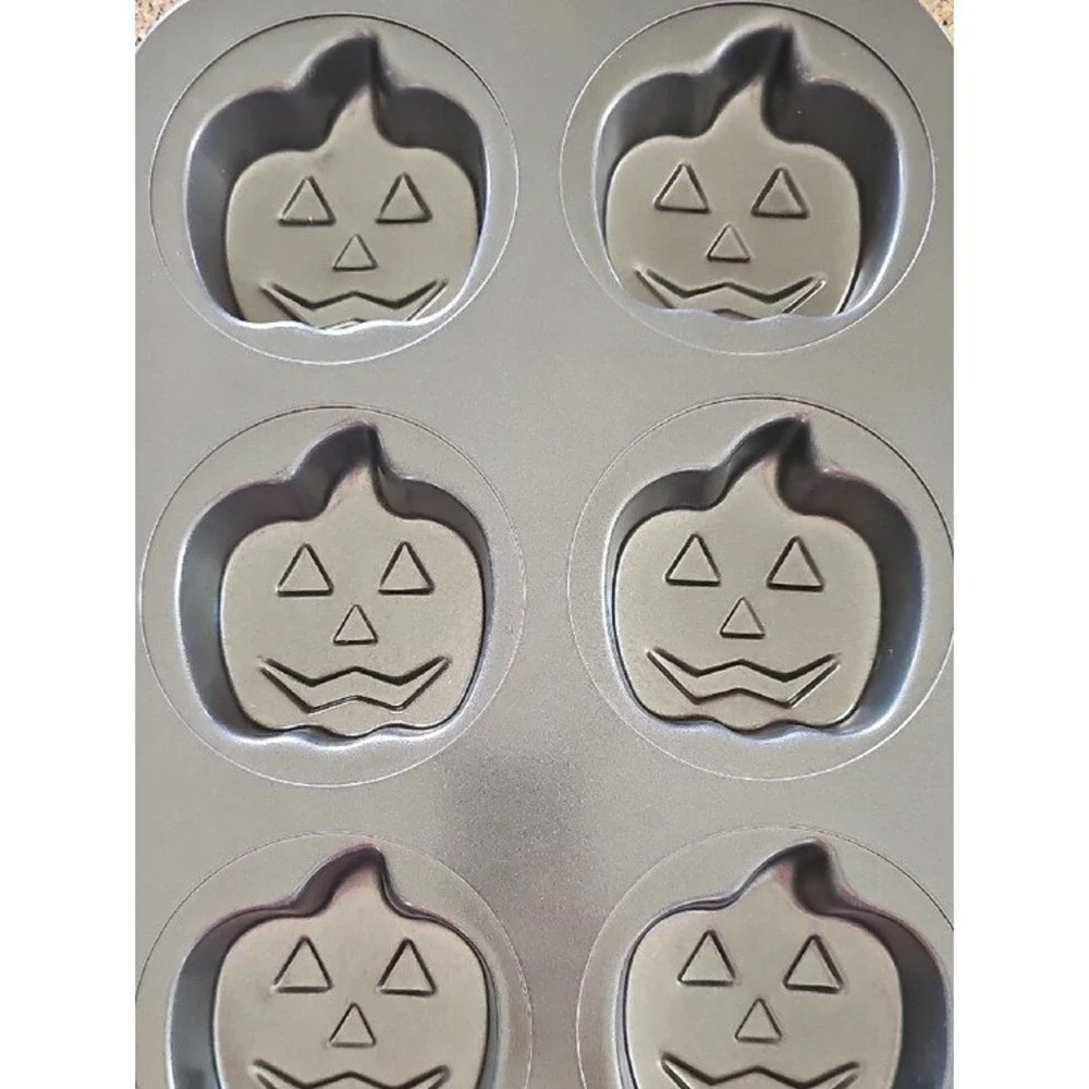 Wilton Vintage Pumpkin Mini Cake Pan Jack-O-Lantern Halloween Spooky Grey